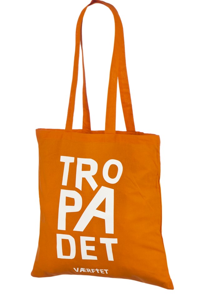 Tygkassar med egen text – «TRO PÅ DET» i vitt på tre rader – orange.