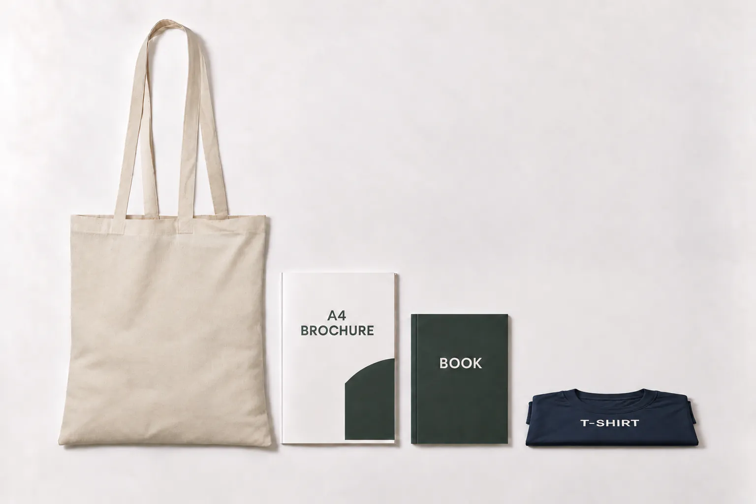 Naturfärgad återvunnen tygkasse bredvid en A4-broschyr, en bok och en platt vikt t-shirt.