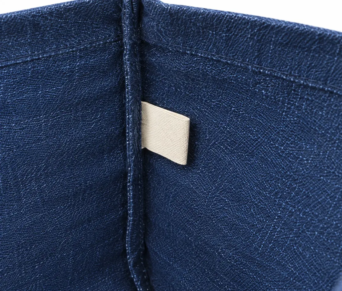Återvunnen tygkasse, 150 g/m², närbild av etiketten på insidan – jeansblå