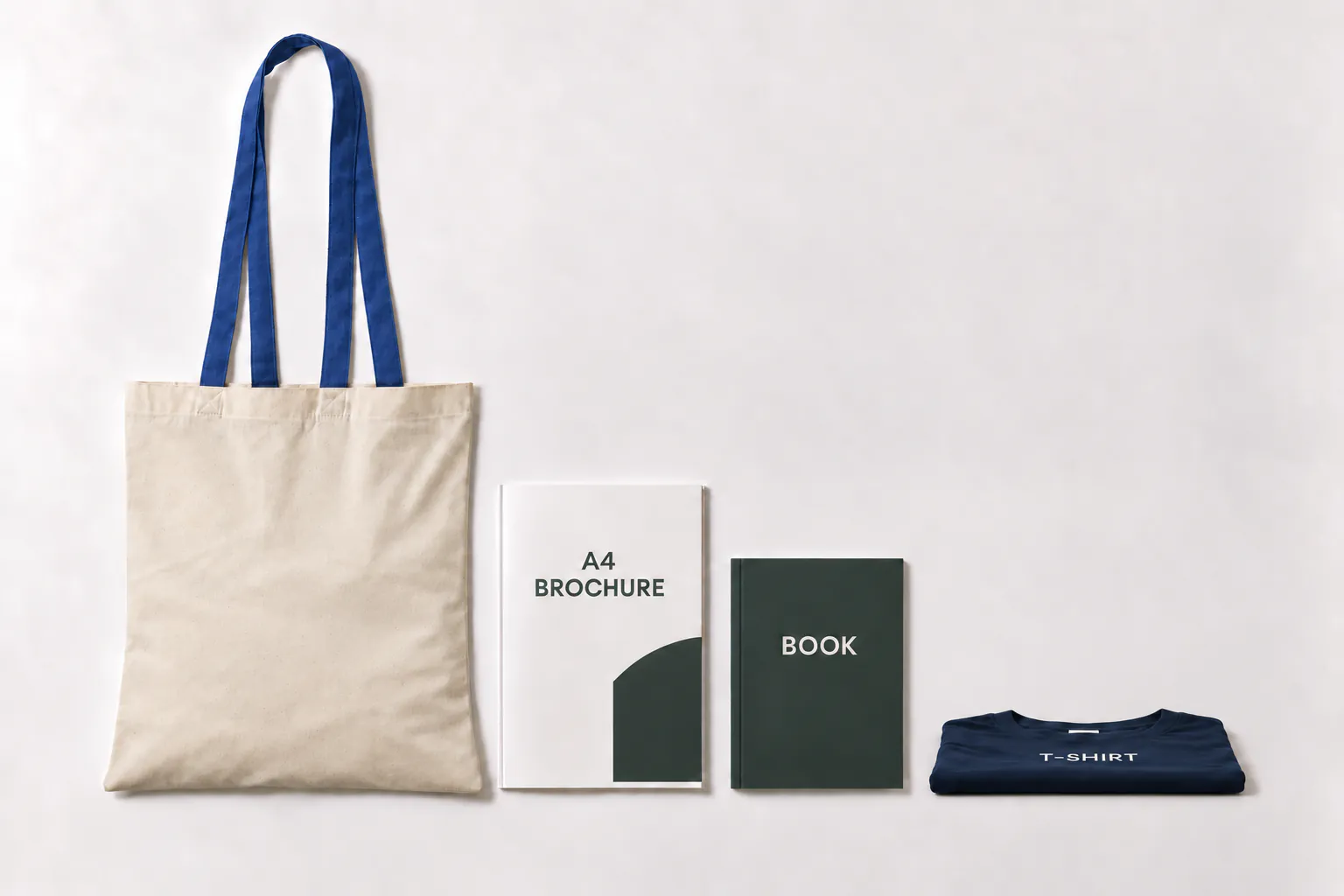 Naturfärgad bomullskasse med kungsblå handtag bredvid en A4-broschyr, en bok och en hopvikt t-shirt.