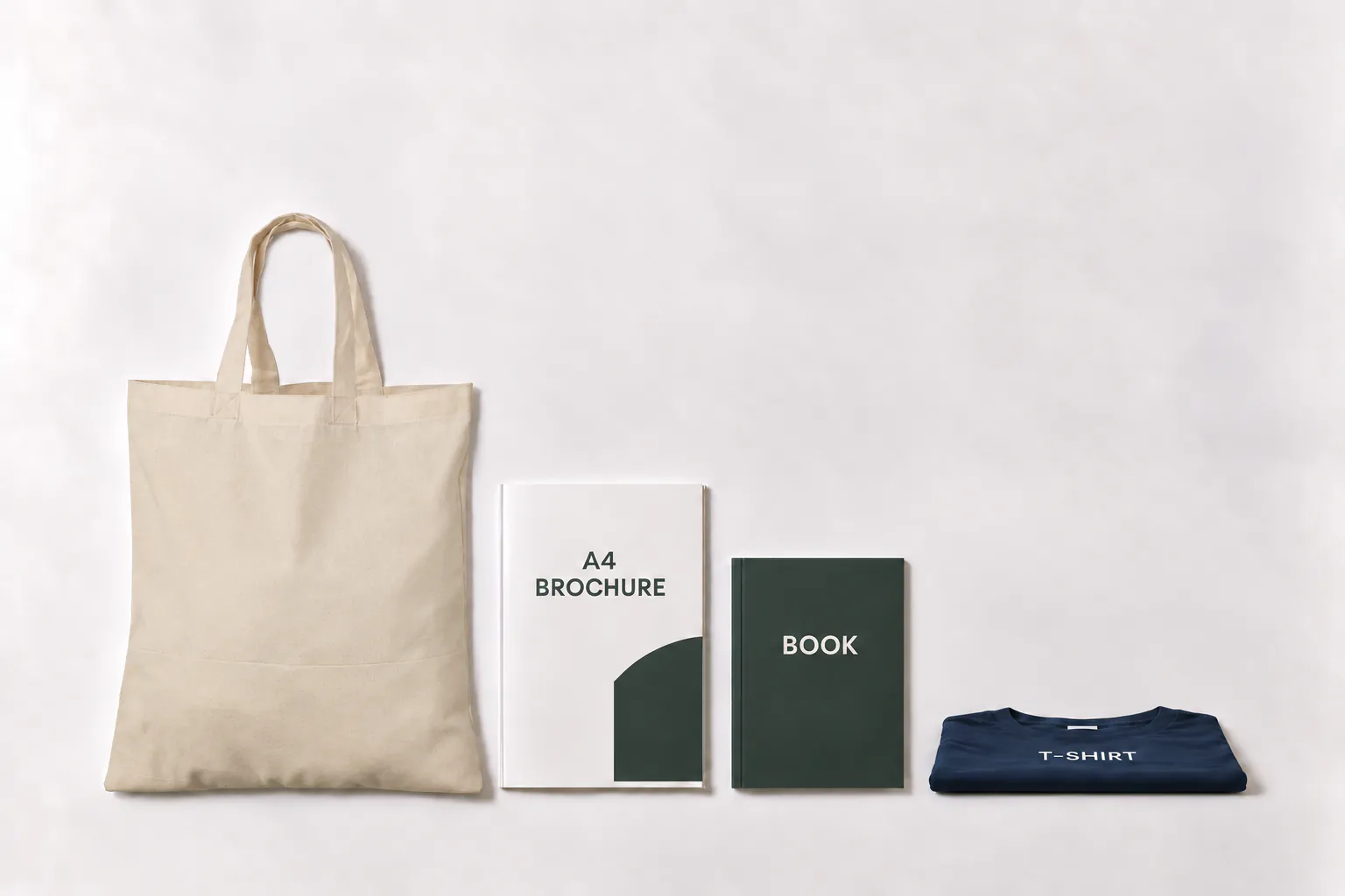 Naturfärgad bomullskasse med korta handtag bredvid en A4-broschyr, en bok och en hopvikt t-shirt.