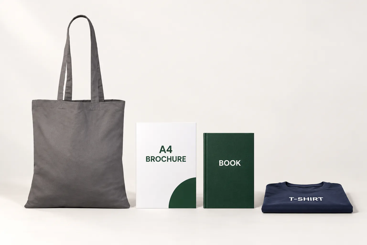 Grå bomullskasse bredvid en A4-broschyr, en bok och en hopvikt t-shirt som ligger platt.