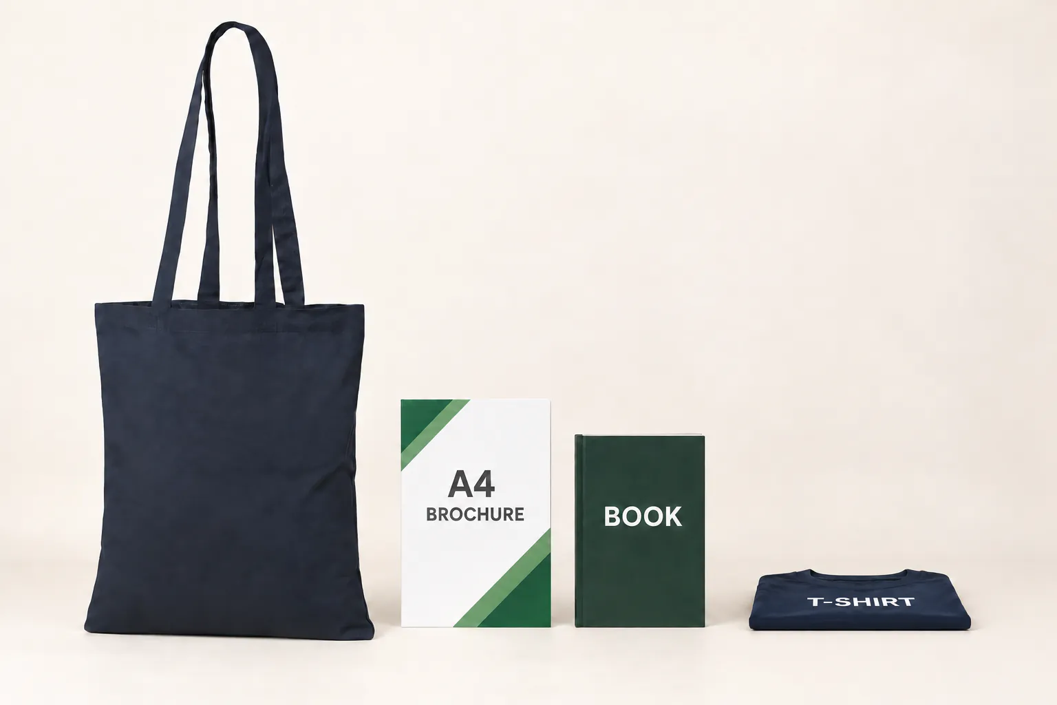 Marinblå bomullskasse bredvid en A4-broschyr, en bok och en hopvikt t-shirt som ligger platt.