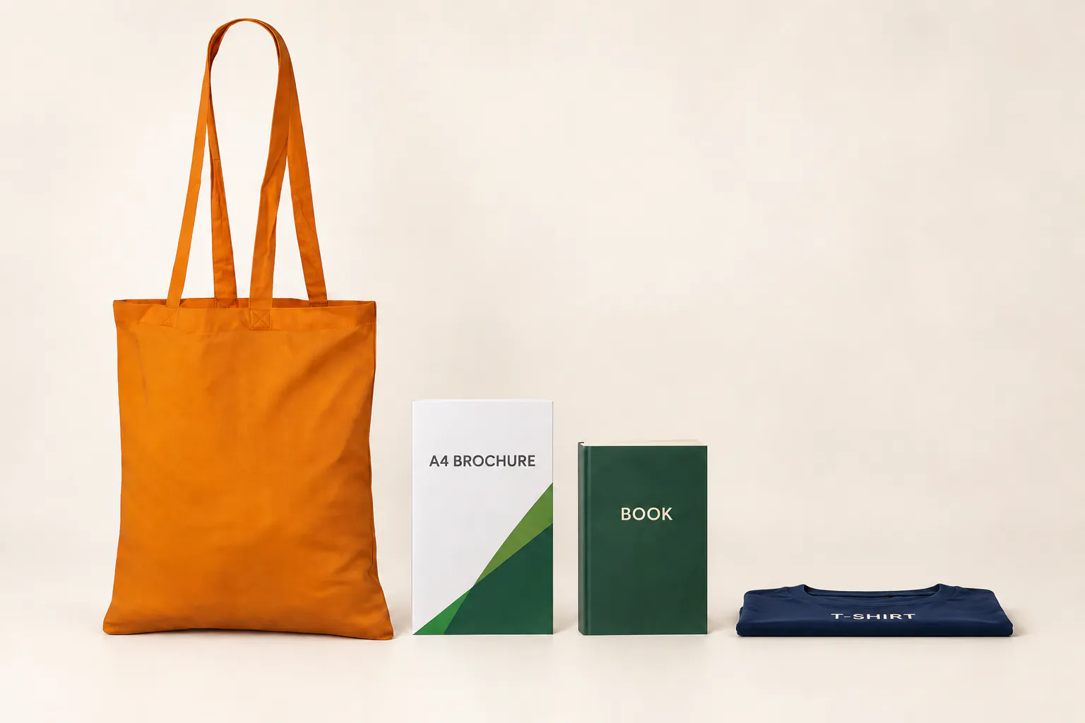 Orange bomullskasse bredvid en A4-broschyr, en bok och en hopvikt t-shirt som ligger platt.
