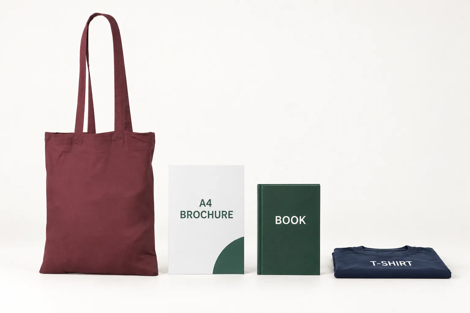 Vinröd bomullskasse bredvid en A4-broschyr, en bok och en hopvikt t-shirt som ligger platt.