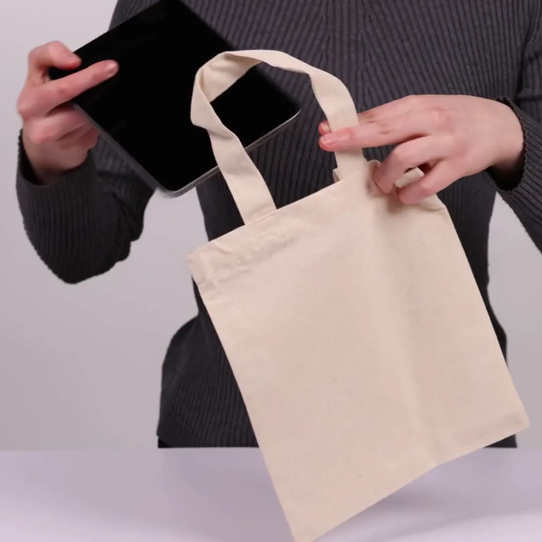 Bomullskasse, 22 × 26 cm, visad av en person i produktvideon – natur