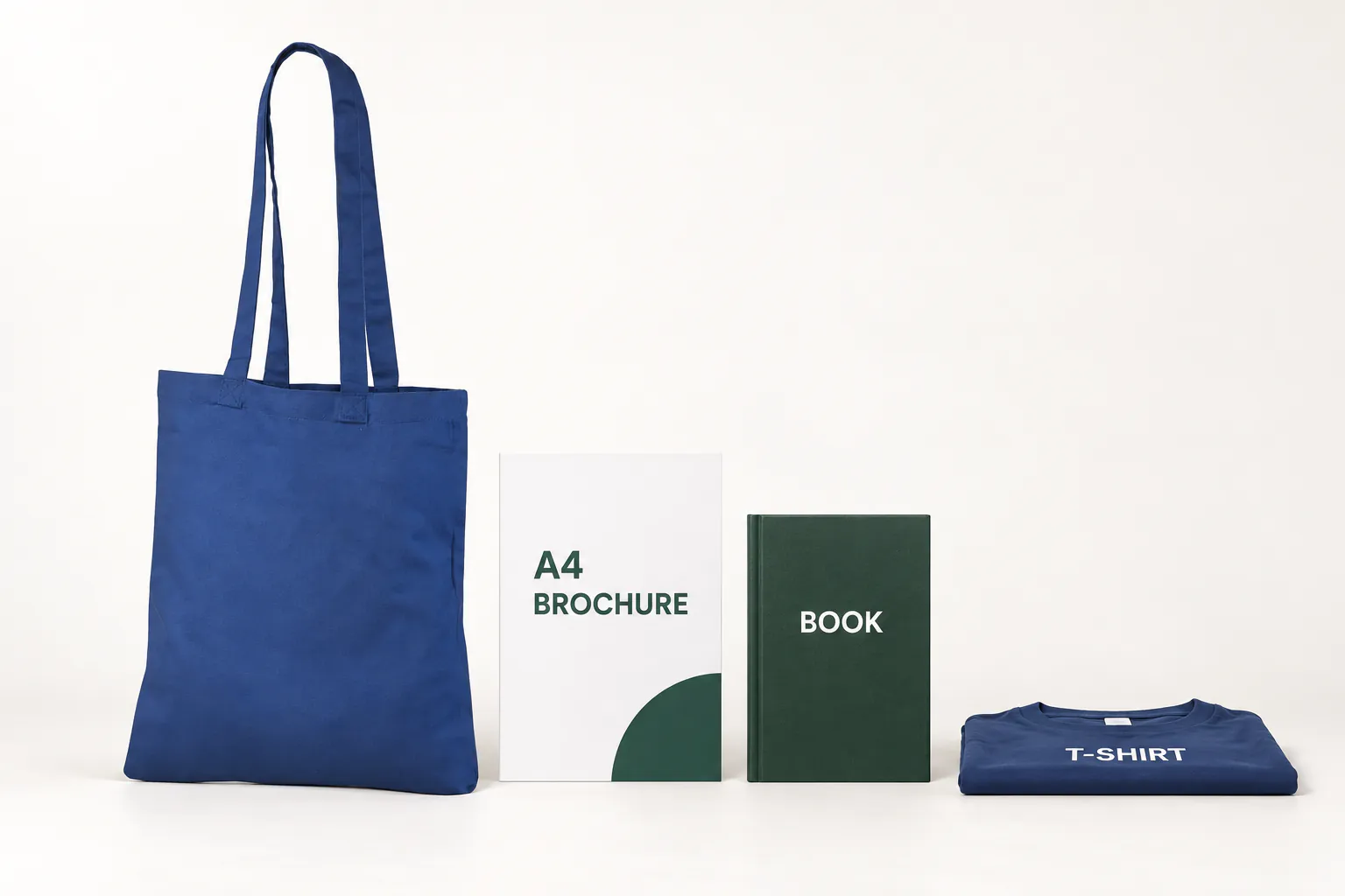 Kungsblå bomullskasse bredvid en A4-broschyr, en bok och en platt vikt t-shirt.