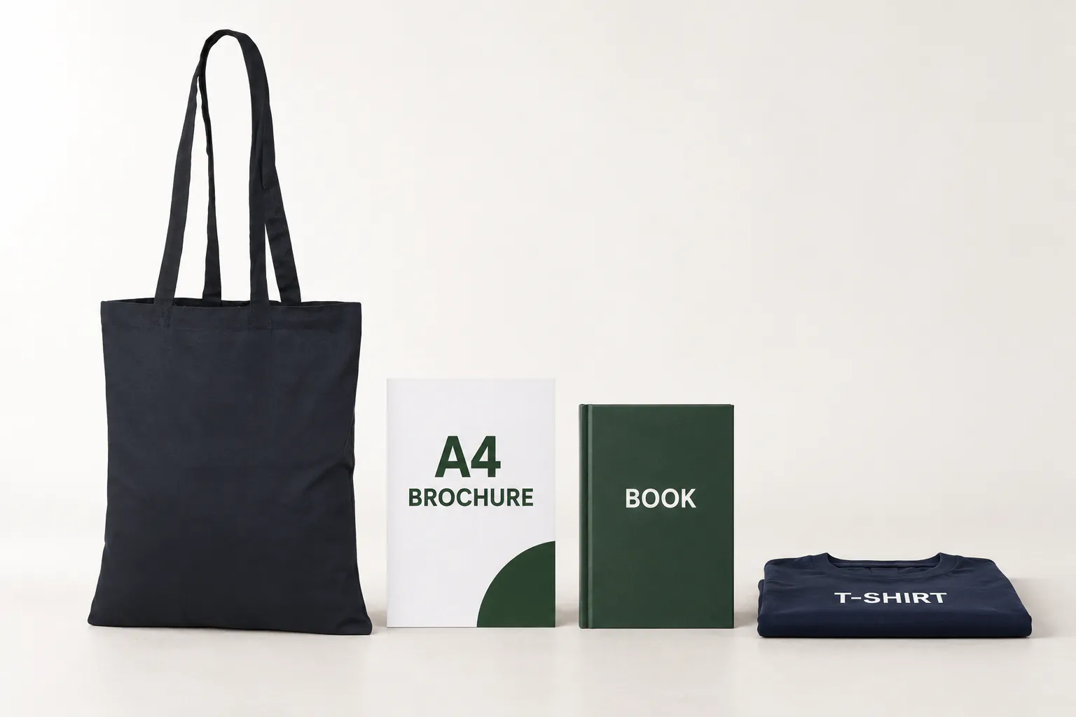 Platt marinblå bomullskasse bredvid en A4-broschyr, en bok och en hopvikt t-shirt.
