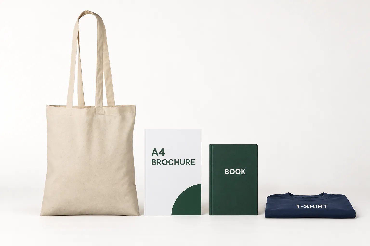 Platt naturfärgad bomullskasse bredvid en A4-broschyr, en bok och en hopvikt t-shirt.